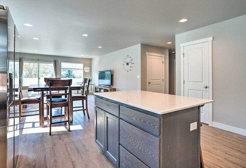 Charming Home W/ Mtn & Columbia River Views!