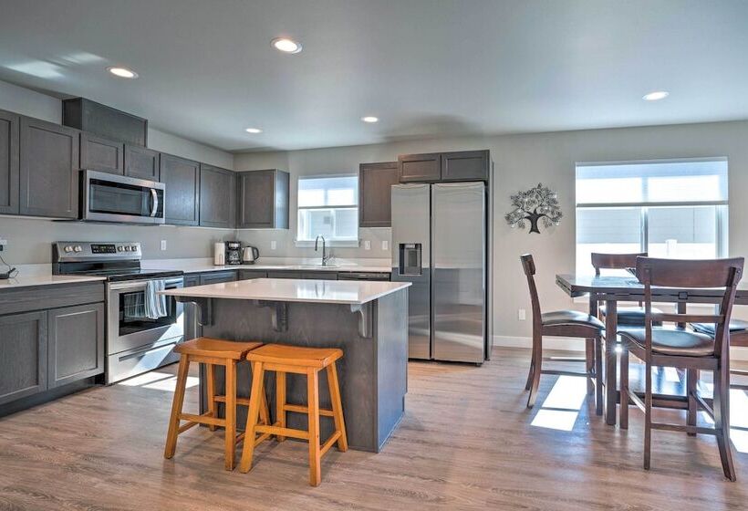 Charming Home W/ Mtn & Columbia River Views!