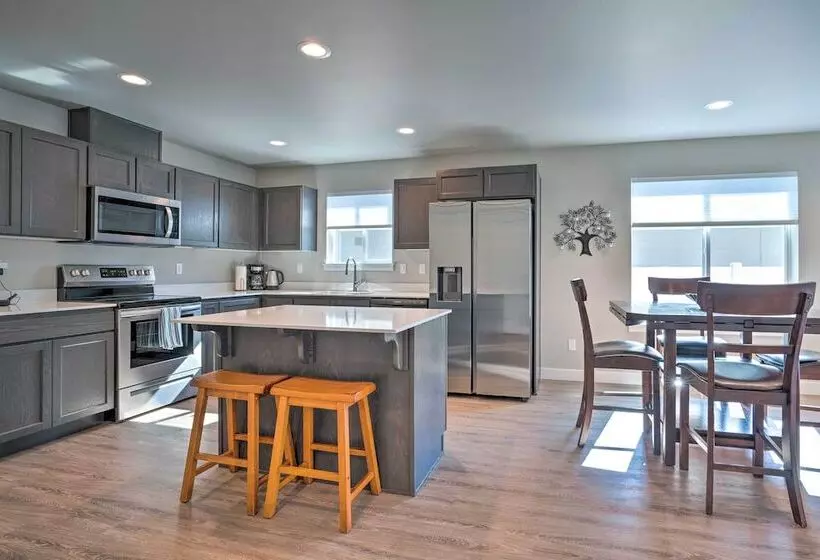 Charming Home W/ Mtn & Columbia River Views!