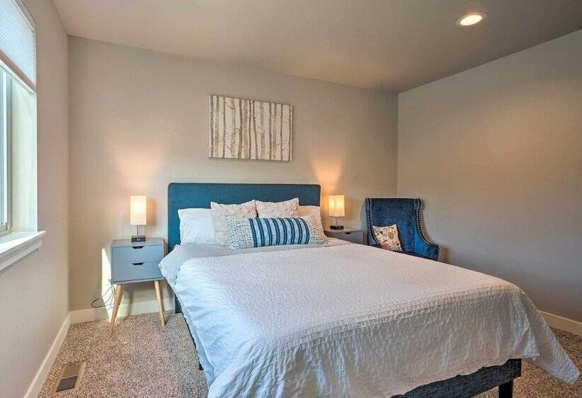 Charming Home W/ Mtn & Columbia River Views!