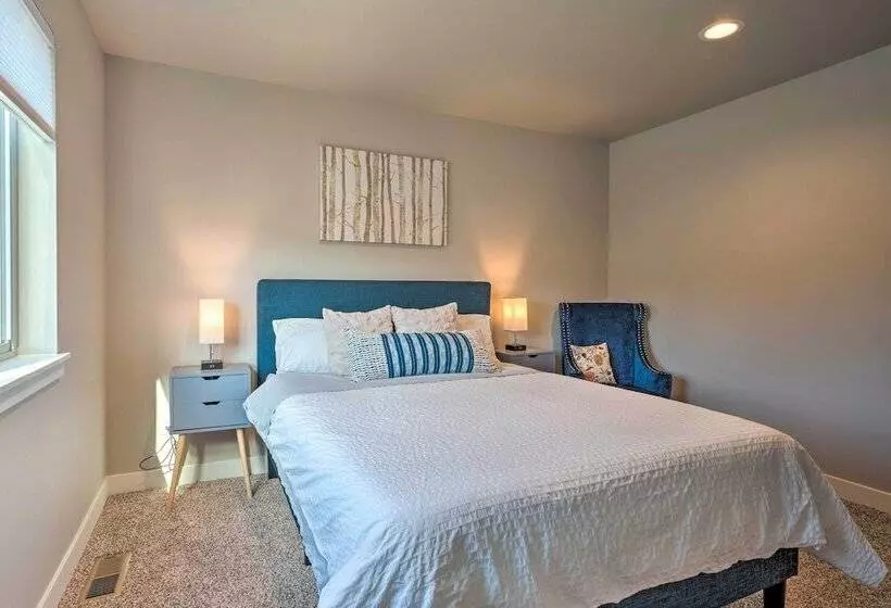 Charming Home W/ Mtn & Columbia River Views!