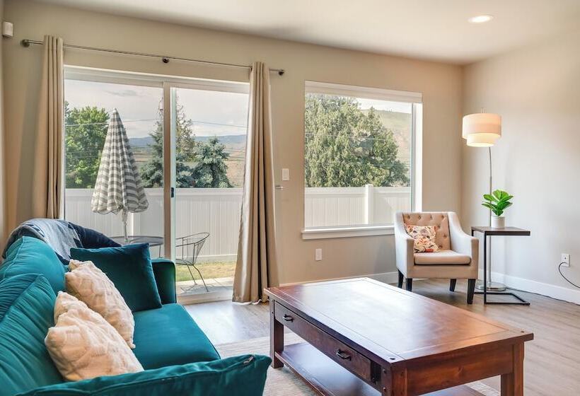 Charming Home W/ Mtn & Columbia River Views!