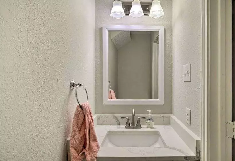 Convenient Allen Retreat, 2 Mi To Downtown!