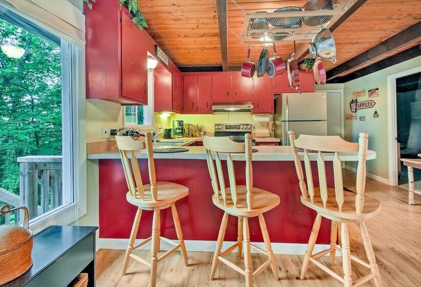 Conway Area Chalet W/ Mountain Views & Fire Pit!