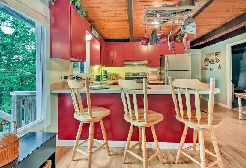 Conway Area Chalet W/ Mountain Views & Fire Pit!