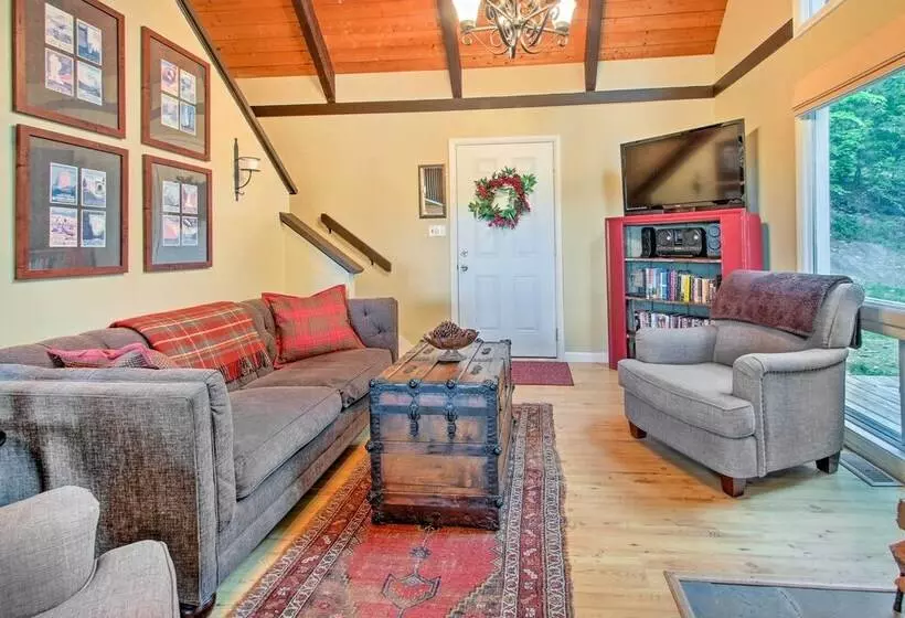 Conway Area Chalet W/ Mountain Views & Fire Pit!