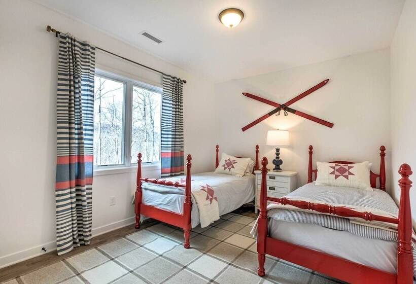 Designer Home W/ Fire Pit ~ 70 Steps To Slopes!