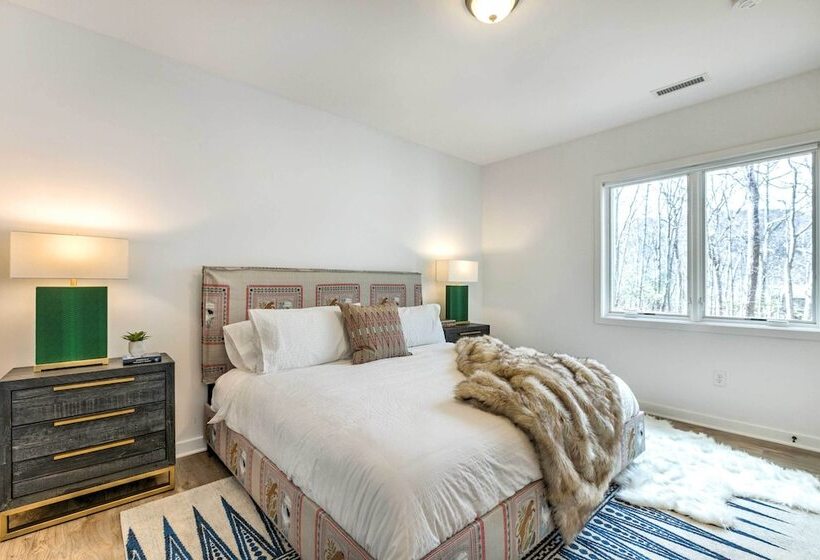 Designer Home W/ Fire Pit ~ 70 Steps To Slopes!