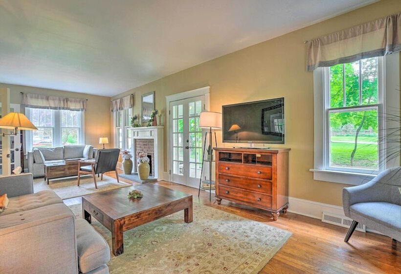 Elegant Charles Town Home: Grill, Walk Dtwn!