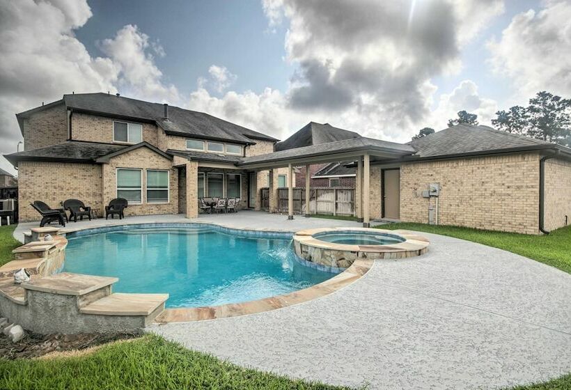 Exquisite Katy Retreat W/ Yard + Theater Room!