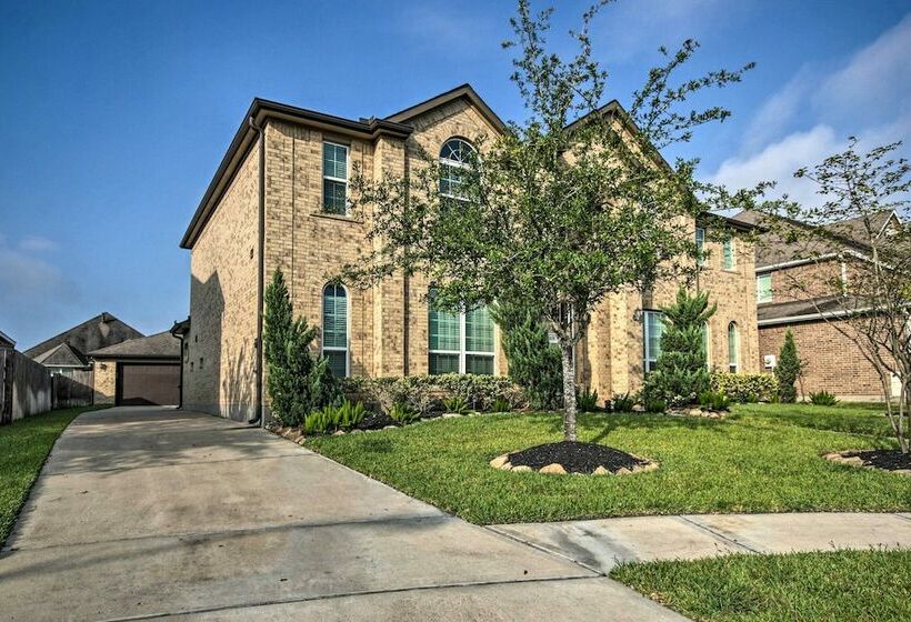 Exquisite Katy Retreat W/ Yard + Theater Room!