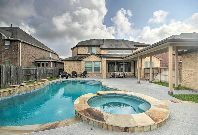 Exquisite Katy Retreat W/ Yard + Theater Room!