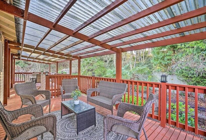 Familyfriendly Everett Home Near Puget Sound