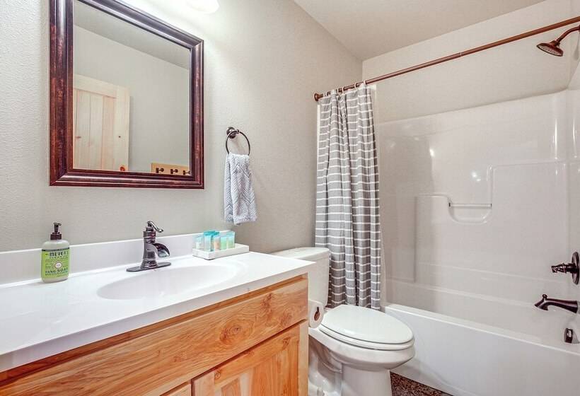 Wisconsin Cabin Hideaway: 3 Mi To Lakes