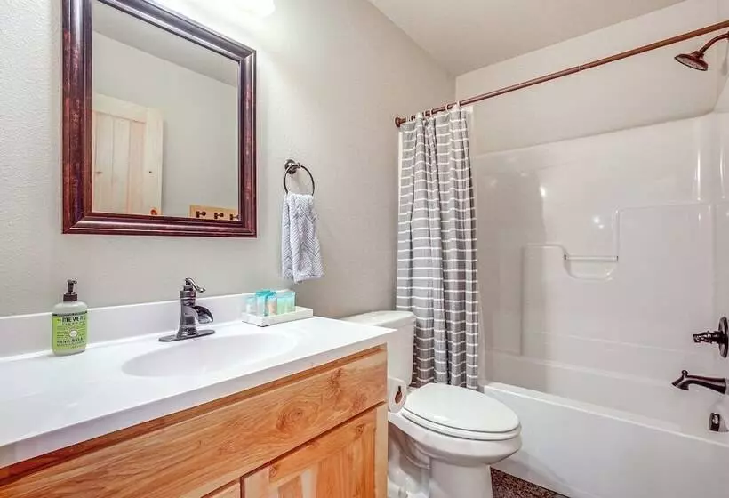 Wisconsin Cabin Hideaway: 3 Mi To Lakes