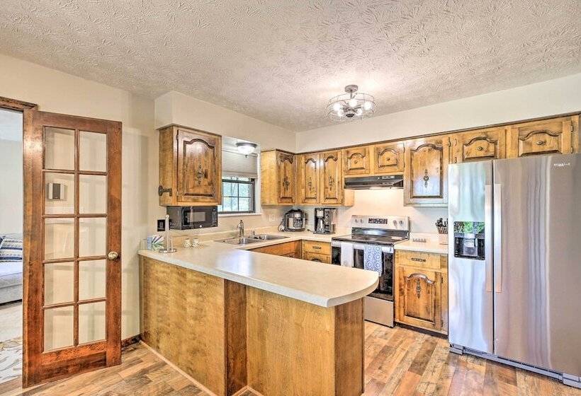 Idyllic Bronston Retreat W/ Fire Pit + View!