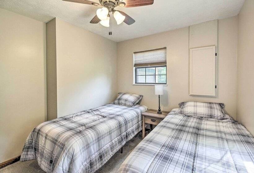 Idyllic Bronston Retreat W/ Fire Pit + View!