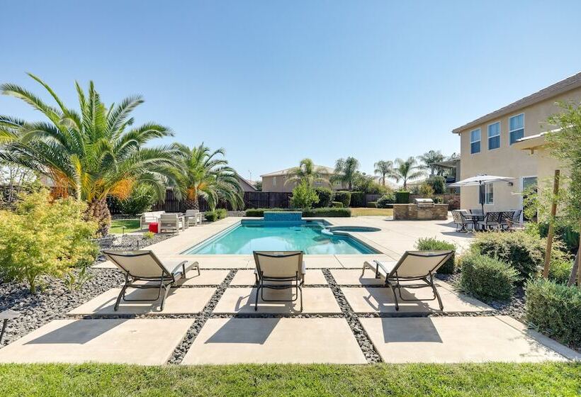 Luxe Roseville Home W/ Pool & Hot Tub!