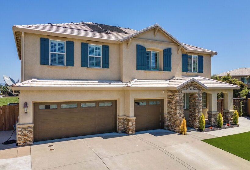 Luxe Roseville Home W/ Pool & Hot Tub!