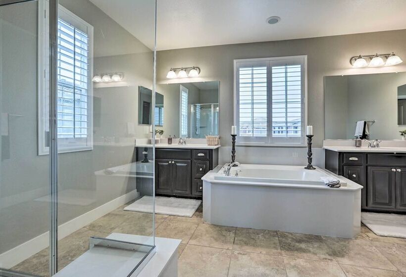 Luxe Roseville Home W/ Pool & Hot Tub!