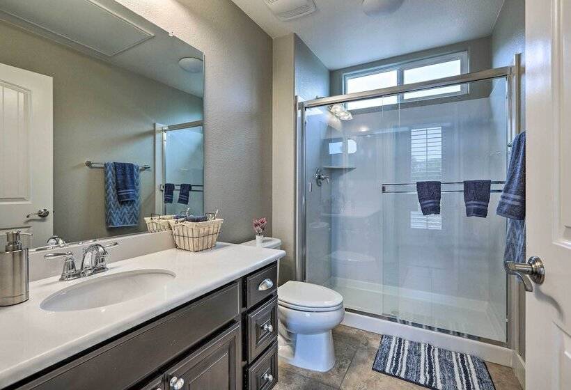 Luxe Roseville Home W/ Pool & Hot Tub!