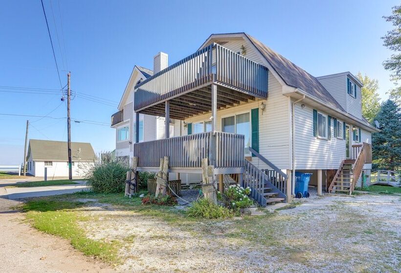 Oak Harbor Lake Home W/ 4 Decks + Seating!