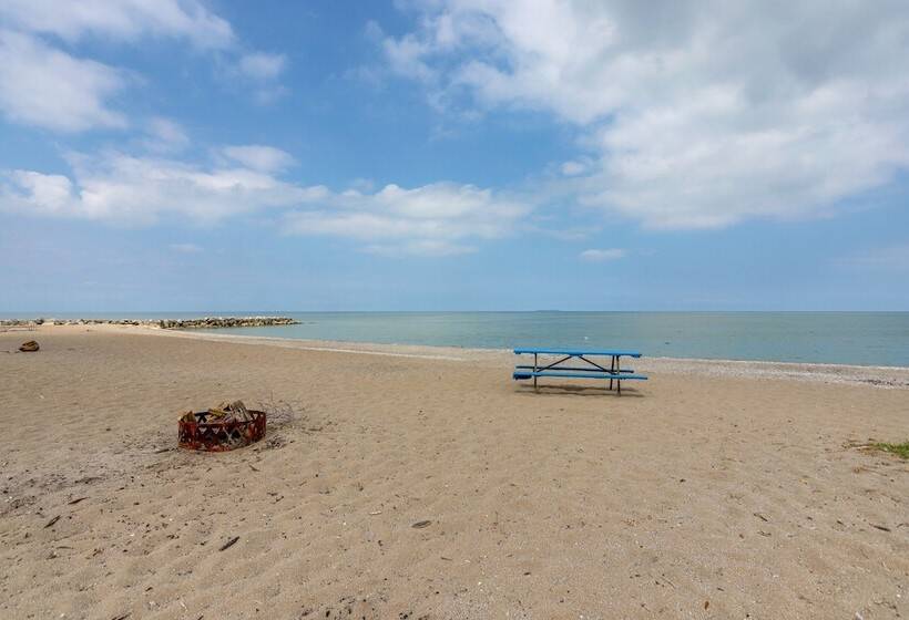 Oak Harbor Lake Home W/ 4 Decks + Seating!