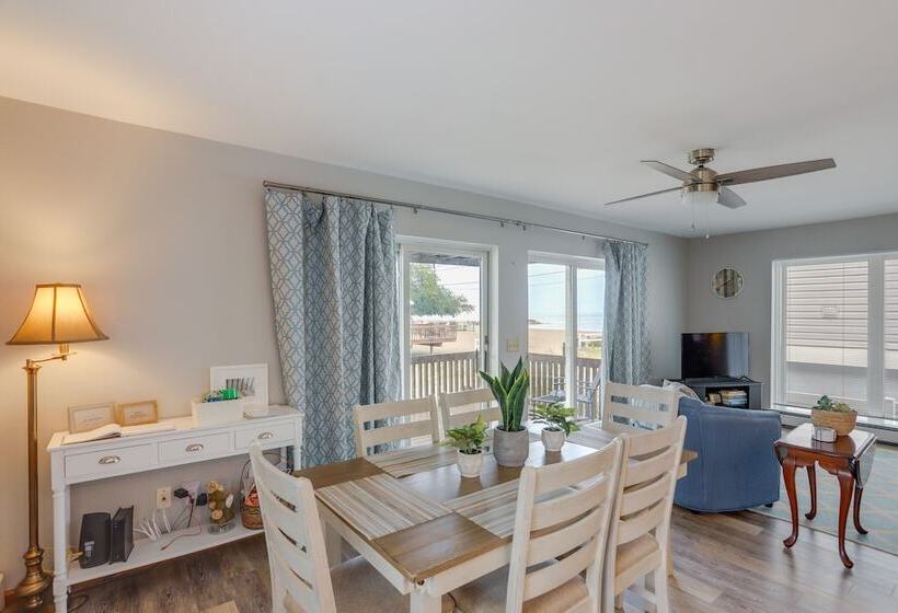 Oak Harbor Lake Home W/ 4 Decks + Seating!