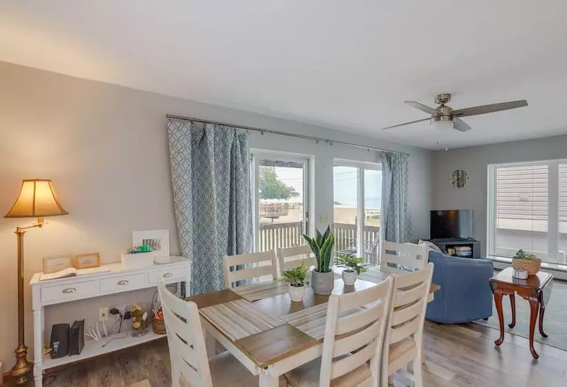 Oak Harbor Lake Home W/ 4 Decks + Seating!