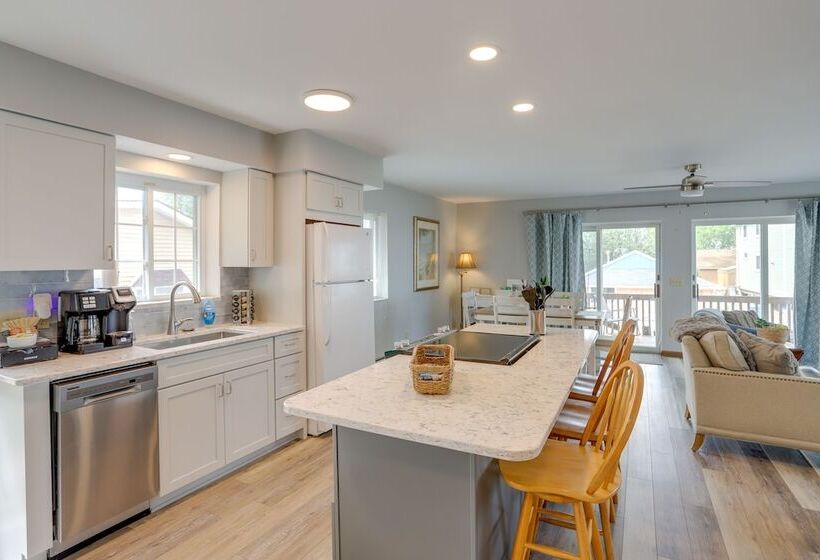 Oak Harbor Lake Home W/ 4 Decks + Seating!