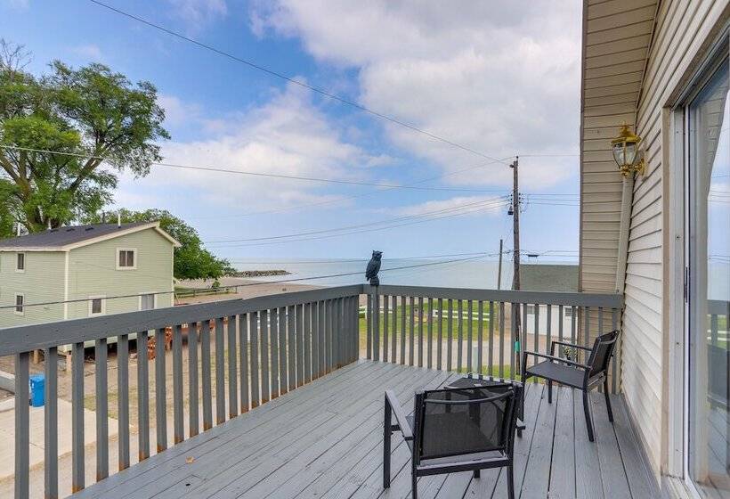 Oak Harbor Lake Home W/ 4 Decks + Seating!