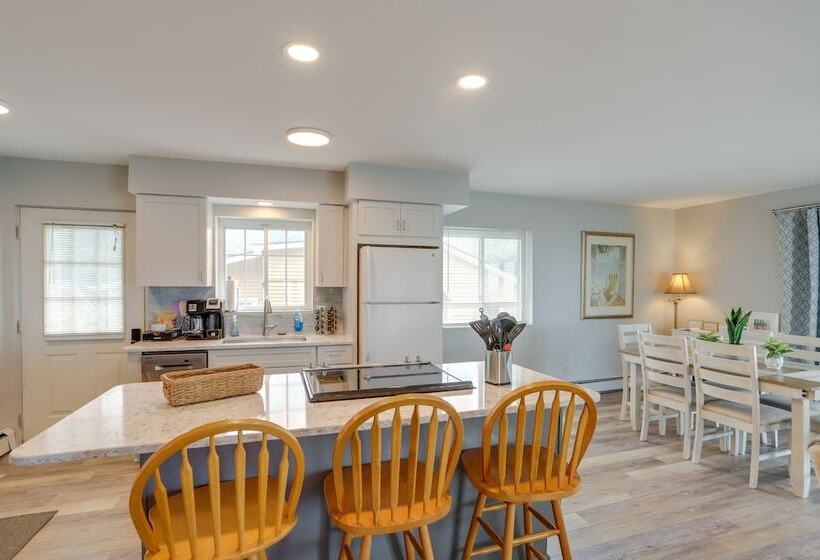 Oak Harbor Lake Home W/ 4 Decks + Seating!