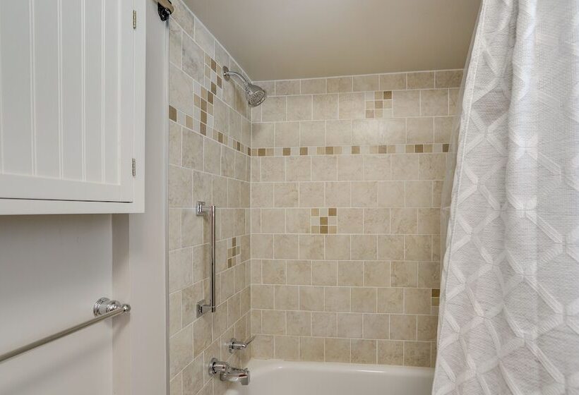 Oak Harbor Lake Home W/ 4 Decks + Seating!