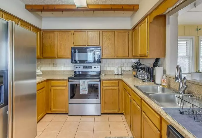 Oak Island Vacation Rental: Close To Beach