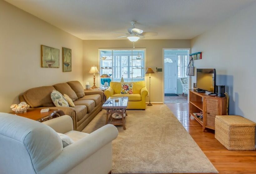 Oak Island Vacation Rental: Close To Beach