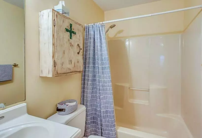 Oak Island Vacation Rental: Close To Beach