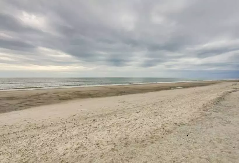 Oak Island Vacation Rental: Close To Beach