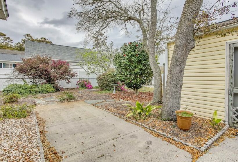 Oak Island Vacation Rental: Close To Beach