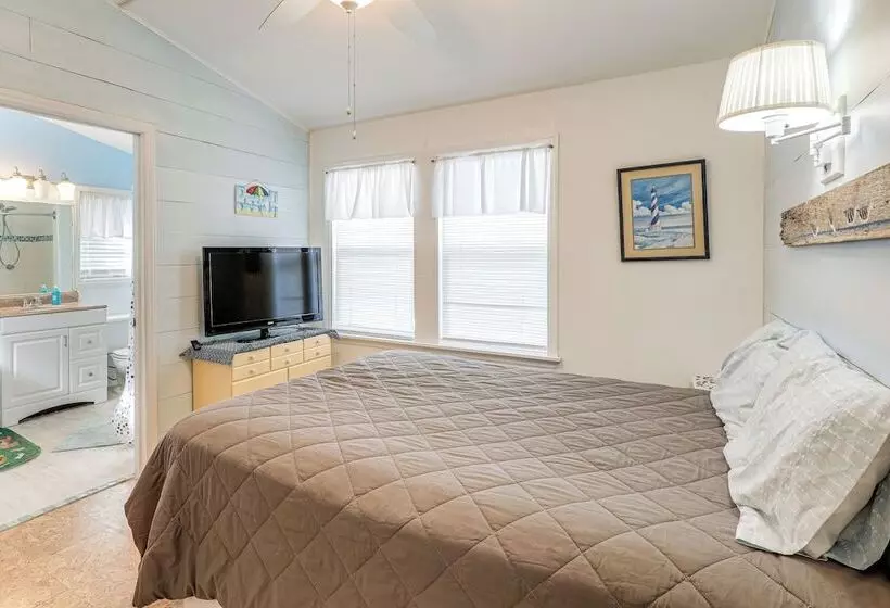 Oceanfront Gem W/ Rooftop Deck: Steps To Sand