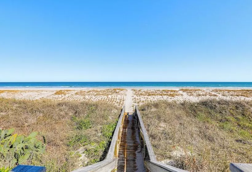 Oceanfront Gem W/ Rooftop Deck: Steps To Sand