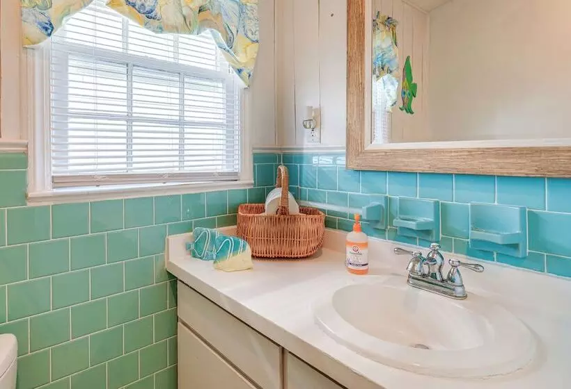 Oceanfront Gem W/ Rooftop Deck: Steps To Sand