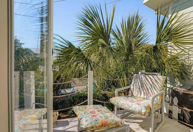 Oceanfront Gem W/ Rooftop Deck: Steps To Sand