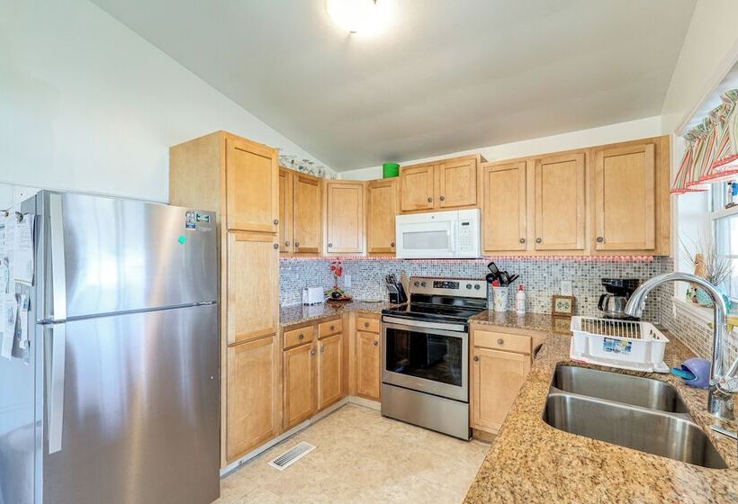 Oceanfront Gem W/ Rooftop Deck: Steps To Sand