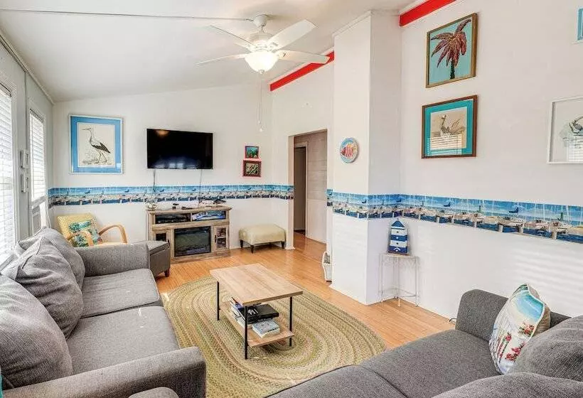 Oceanfront Gem W/ Rooftop Deck: Steps To Sand