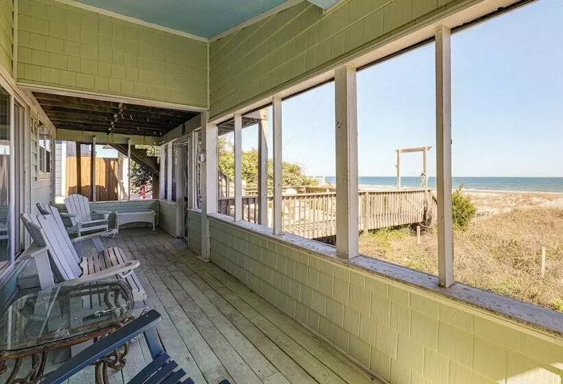 Oceanfront Gem W/ Rooftop Deck: Steps To Sand