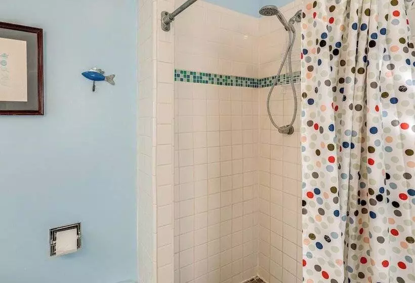 Oceanfront Gem W/ Rooftop Deck: Steps To Sand