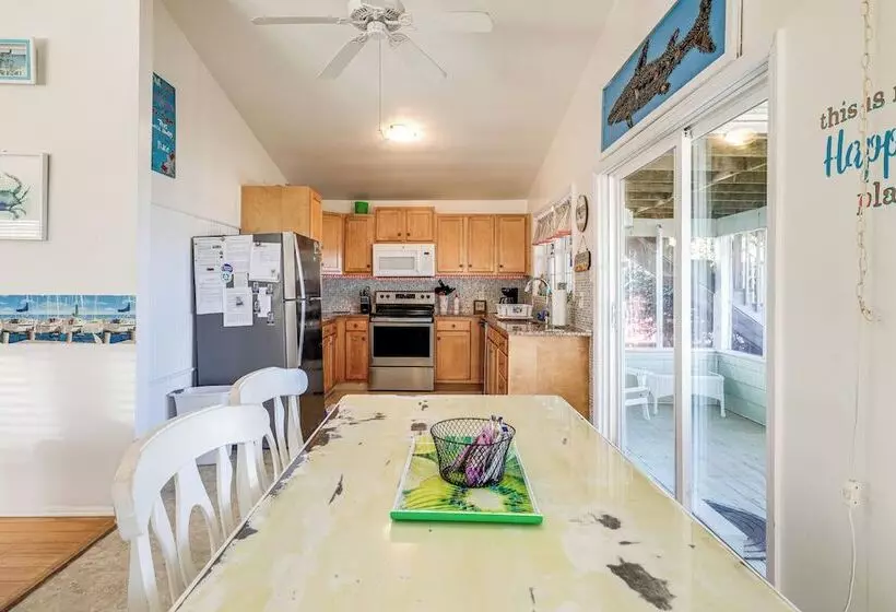 Oceanfront Gem W/ Rooftop Deck: Steps To Sand