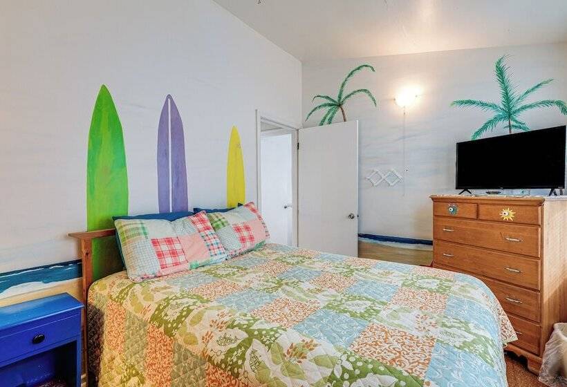 Oceanfront Gem W/ Rooftop Deck: Steps To Sand