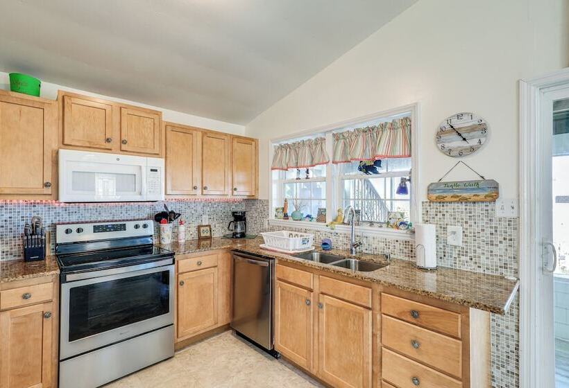 Oceanfront Gem W/ Rooftop Deck: Steps To Sand