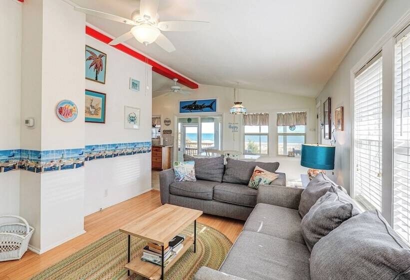 Oceanfront Gem W/ Rooftop Deck: Steps To Sand